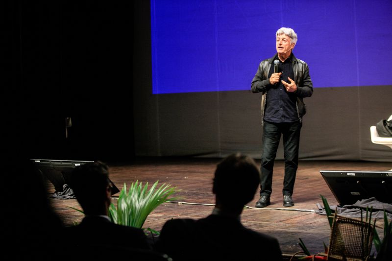 O debate inédito sobre a cultura da integridade reuniu dezenas de estudantes e jovens atendidos pelo programa Territórios pela Paz (TerPaz), na tarde de quinta-feira (13), no Teatro Margarida Schivasappa, em Belém. O evento, que iniciou com uma roda de conversas com a participação de autoridades públicas, encerrou com palestra do jornalista Caco Barcelos. A iniciativa foi promovida pela Auditoria Geral do Estado (AGE). <div class='credito_fotos'>Foto: | <a href='/midias/2020/originais/5994_fa063c54-b608-58ff-c251-4e6eb3b03b1a.jpg' download><i class='fa-solid fa-download'></i> Download</a></div>