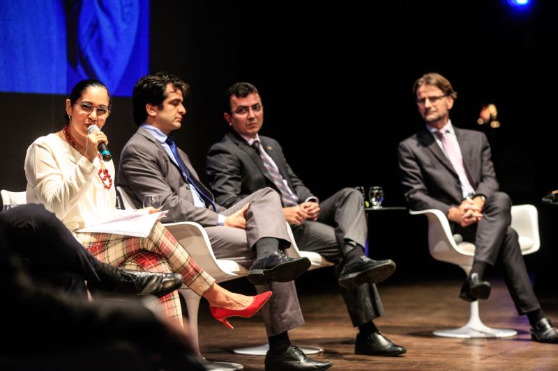 O debate inédito sobre a cultura da integridade reuniu dezenas de estudantes e jovens atendidos pelo programa Territórios pela Paz (TerPaz), na tarde de quinta-feira (13), no Teatro Margarida Schivasappa, em Belém. O evento, que iniciou com uma roda de conversas com a participação de autoridades públicas, encerrou com palestra do jornalista Caco Barcelos. A iniciativa foi promovida pela Auditoria Geral do Estado (AGE). <div class='credito_fotos'>Foto: | <a href='/midias/2020/originais/5994_fb584e20-71f1-49d1-ccca-df635e2adf59.jpg' download><i class='fa-solid fa-download'></i> Download</a></div>