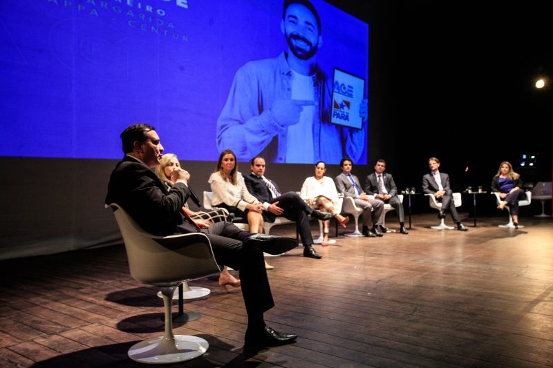 O debate inédito sobre a cultura da integridade reuniu dezenas de estudantes e jovens atendidos pelo programa Territórios pela Paz (TerPaz), na tarde de quinta-feira (13), no Teatro Margarida Schivasappa, em Belém. O evento, que iniciou com uma roda de conversas com a participação de autoridades públicas, encerrou com palestra do jornalista Caco Barcelos. A iniciativa foi promovida pela Auditoria Geral do Estado (AGE). <div class='credito_fotos'>Foto: | <a href='/midias/2020/originais/5994_fc06bd65-d9c3-1f6b-e598-efc6a026a1d2.jpg' download><i class='fa-solid fa-download'></i> Download</a></div>