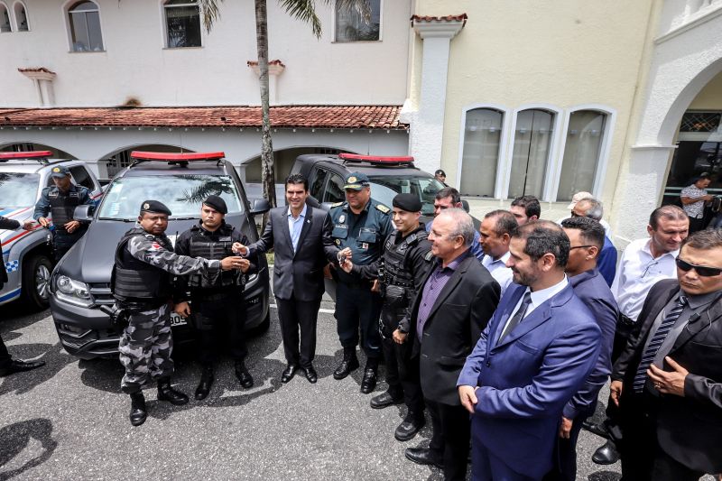 O Governo do Estado, em parceria com a Secretaria Nacional de Segurança Pública (Senasp), realizou nesta segunda (17), no Palácio do Governo, o ato de entrega de 12 caminhonetes pick-ups para a Polícia Militar do Pará. <div class='credito_fotos'>Foto: Marco Santos / Ag. Pará | <a href='/midias/2020/originais/6000_01eecb3a-ef49-7e70-846d-a3f6e0527a47.jpg' download><i class='fa-solid fa-download'></i> Download</a></div>