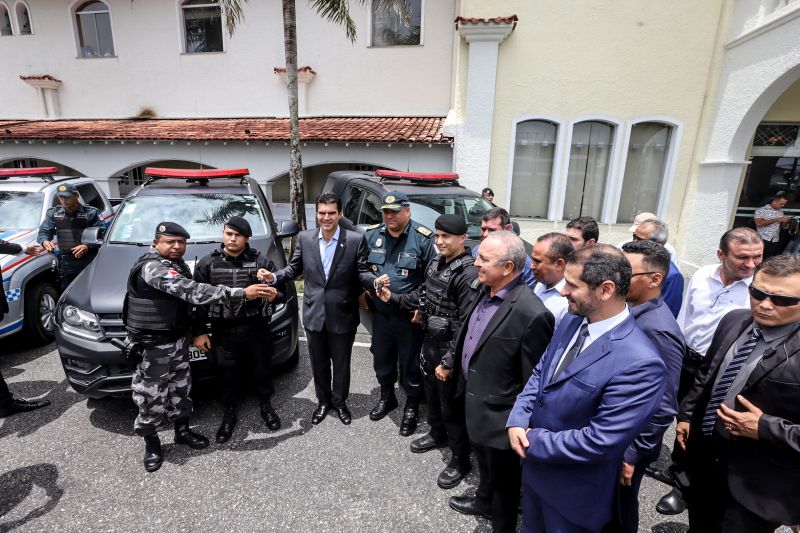 O Governo do Estado, em parceria com a Secretaria Nacional de Segurança Pública (Senasp), realizou nesta segunda (17), no Palácio do Governo, o ato de entrega de 12 caminhonetes pick-ups para a Polícia Militar do Pará. <div class='credito_fotos'>Foto: Marco Santos / Ag. Pará   |   <a href='/midias/2020/originais/6000_01eecb3a-ef49-7e70-846d-a3f6e0527a47.jpg' download><i class='fa-solid fa-download'></i> Download</a></div>