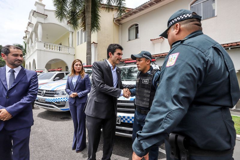 O Governo do Estado, em parceria com a Secretaria Nacional de Segurança Pública (Senasp), realizou nesta segunda (17), no Palácio do Governo, o ato de entrega de 12 caminhonetes pick-ups para a Polícia Militar do Pará. <div class='credito_fotos'>Foto: Marco Santos / Ag. Pará   |   <a href='/midias/2020/originais/6000_114d294a-aecd-6ea3-389f-b85cb2375073.jpg' download><i class='fa-solid fa-download'></i> Download</a></div>