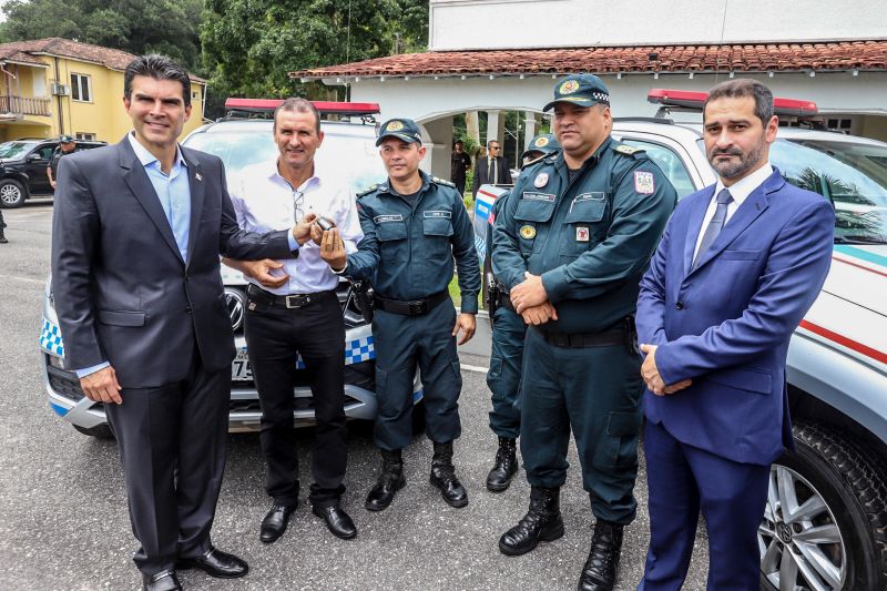 O Governo do Estado, em parceria com a Secretaria Nacional de Segurança Pública (Senasp), realizou nesta segunda (17), no Palácio do Governo, o ato de entrega de 12 caminhonetes pick-ups para a Polícia Militar do Pará. <div class='credito_fotos'>Foto: Marco Santos / Ag. Pará   |   <a href='/midias/2020/originais/6000_62804dbf-9146-3382-d431-9ee50bb0f050.jpg' download><i class='fa-solid fa-download'></i> Download</a></div>