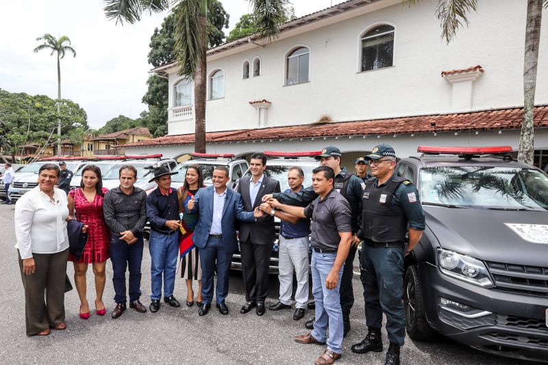 O Governo do Estado, em parceria com a Secretaria Nacional de Segurança Pública (Senasp), realizou nesta segunda (17), no Palácio do Governo, o ato de entrega de 12 caminhonetes pick-ups para a Polícia Militar do Pará. <div class='credito_fotos'>Foto: Marco Santos / Ag. Pará | <a href='/midias/2020/originais/6000_67ec4de9-91ea-e33b-bb16-05c322936035.jpg' download><i class='fa-solid fa-download'></i> Download</a></div>