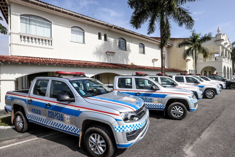 O Governo do Estado, em parceria com a Secretaria Nacional de Segurança Pública (Senasp), realizou nesta segunda (17), no Palácio do Governo, o ato de entrega de 12 caminhonetes pick-ups para a Polícia Militar do Pará. <div class='credito_fotos'>Foto: Marco Santos / Ag. Pará | <a href='/midias/2020/originais/6000_7b0b1345-6b75-6e59-c6c3-1977a7782cc8.jpg' download><i class='fa-solid fa-download'></i> Download</a></div>