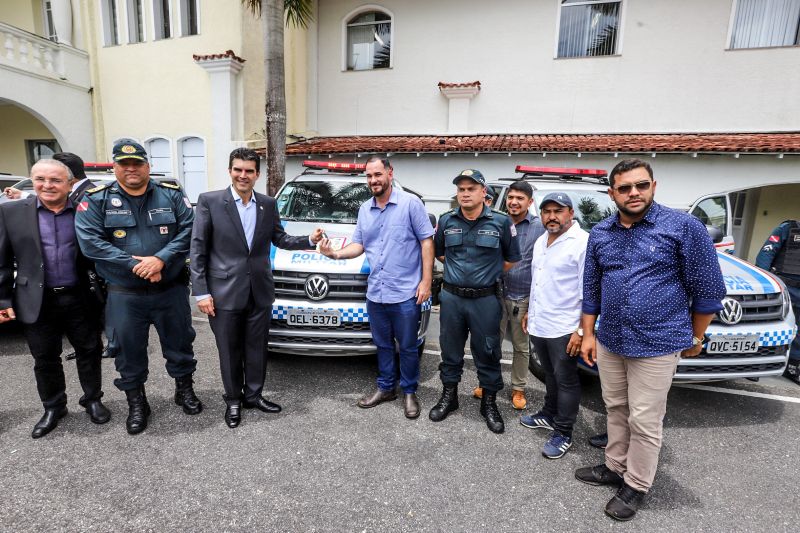 O Governo do Estado, em parceria com a Secretaria Nacional de Segurança Pública (Senasp), realizou nesta segunda (17), no Palácio do Governo, o ato de entrega de 12 caminhonetes pick-ups para a Polícia Militar do Pará. <div class='credito_fotos'>Foto: Marco Santos / Ag. Pará | <a href='/midias/2020/originais/6000_ac194b89-dfbb-e489-431b-eef71a014ccb.jpg' download><i class='fa-solid fa-download'></i> Download</a></div>