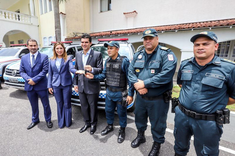 O Governo do Estado, em parceria com a Secretaria Nacional de Segurança Pública (Senasp), realizou nesta segunda (17), no Palácio do Governo, o ato de entrega de 12 caminhonetes pick-ups para a Polícia Militar do Pará. <div class='credito_fotos'>Foto: Marco Santos / Ag. Pará | <a href='/midias/2020/originais/6000_d2e87cf5-93bf-ed61-2d26-848603b15f5b.jpg' download><i class='fa-solid fa-download'></i> Download</a></div>