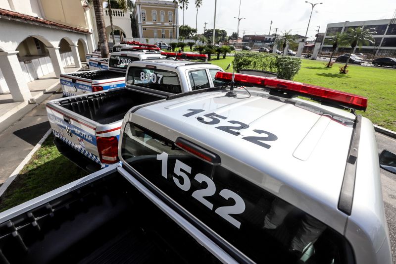 O Governo do Estado, em parceria com a Secretaria Nacional de Segurança Pública (Senasp), realizou nesta segunda (17), no Palácio do Governo, o ato de entrega de 12 caminhonetes pick-ups para a Polícia Militar do Pará. <div class='credito_fotos'>Foto: Marco Santos / Ag. Pará | <a href='/midias/2020/originais/6000_fc4835a6-9284-bf97-c3c0-4c5a205947b3.jpg' download><i class='fa-solid fa-download'></i> Download</a></div>
