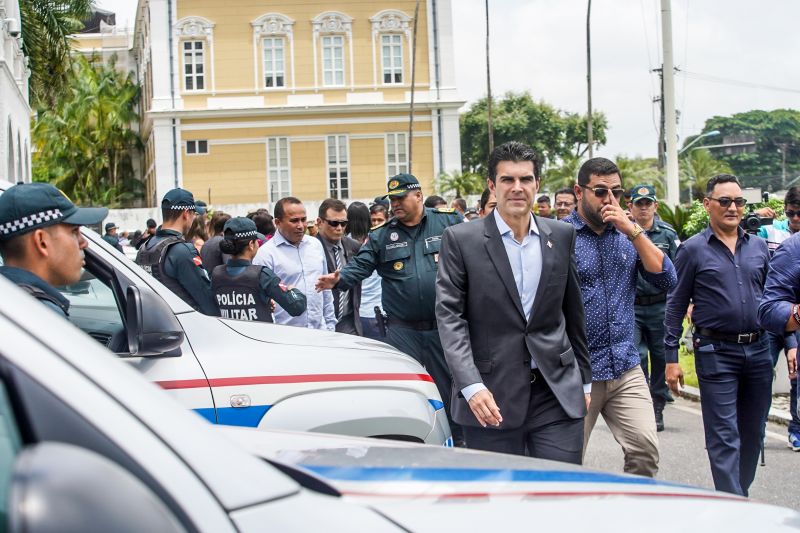 O Governo do Estado, em parceria com a Secretaria Nacional de Segurança Pública (Senasp), realizou nesta segunda (17), no Palácio do Governo, o ato de entrega de 12 caminhonetes pick-ups para a Polícia Militar do Pará. <div class='credito_fotos'>Foto: Marco Santos / Ag. Pará   |   <a href='/midias/2020/originais/6000_ffc0d44b-9d01-f420-9e22-87292c922a95.jpg' download><i class='fa-solid fa-download'></i> Download</a></div>