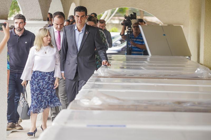 Nesta segunda-feira (17), o governador Helder Barbalho fez a entrega de 26 refrigeradores para a Secretaria de Estado de Educação (Seduc). <div class='credito_fotos'>Foto: Marco Santos / Ag. Pará   |   <a href='/midias/2020/originais/6002_42691fad-1882-52ab-903e-c61372ff0654.jpg' download><i class='fa-solid fa-download'></i> Download</a></div>