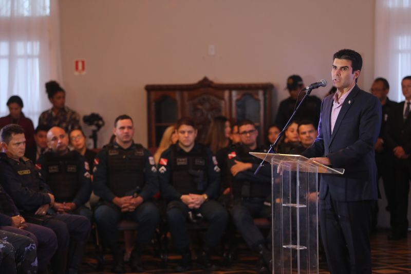 Policiais militares e civis foram agraciados, nesta terça-feira (18), com Moções Honrosas concedidas pelo governador Helder Barbalho pelas operações Impacto e Narcos II, ocorridas nos dias 9, 16, 17 de fevereiro, resultando nas maiores apreensões de entorpecentes já feitas pelas corporações - mais de 2 toneladas de cocaína e uma de maconha. A Guarda Municipal de Belém que atua no Distrito de Mosqueiro (pertencente a Belém), bem como as cadelas farejadoras que participaram das apreensões, também receberam homenagem. <div class='credito_fotos'>Foto: Jader Paes / Agência Pará | <a href='/midias/2020/originais/6004_0a7ac84e-3c74-df96-b5ef-5c2c87e4ed72.jpg' download><i class='fa-solid fa-download'></i> Download</a></div>