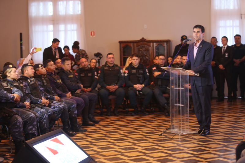 Policiais militares e civis foram agraciados, nesta terça-feira (18), com Moções Honrosas concedidas pelo governador Helder Barbalho pelas operações Impacto e Narcos II, ocorridas nos dias 9, 16, 17 de fevereiro, resultando nas maiores apreensões de entorpecentes já feitas pelas corporações - mais de 2 toneladas de cocaína e uma de maconha. A Guarda Municipal de Belém que atua no Distrito de Mosqueiro (pertencente a Belém), bem como as cadelas farejadoras que participaram das apreensões, também receberam homenagem. <div class='credito_fotos'>Foto: Jader Paes / Agência Pará | <a href='/midias/2020/originais/6004_0aab1314-8104-2826-0b07-f86bc0b8063a.jpg' download><i class='fa-solid fa-download'></i> Download</a></div>