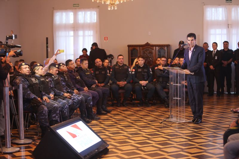 Policiais militares e civis foram agraciados, nesta terça-feira (18), com Moções Honrosas concedidas pelo governador Helder Barbalho pelas operações Impacto e Narcos II, ocorridas nos dias 9, 16, 17 de fevereiro, resultando nas maiores apreensões de entorpecentes já feitas pelas corporações - mais de 2 toneladas de cocaína e uma de maconha. A Guarda Municipal de Belém que atua no Distrito de Mosqueiro (pertencente a Belém), bem como as cadelas farejadoras que participaram das apreensões, também receberam homenagem. <div class='credito_fotos'>Foto: Jader Paes / Agência Pará | <a href='/midias/2020/originais/6004_1ebc2248-db51-3fd1-d595-72a5d7d8b81f.jpg' download><i class='fa-solid fa-download'></i> Download</a></div>