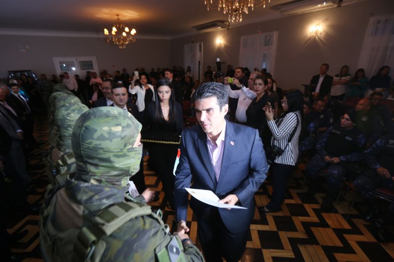 Policiais militares e civis foram agraciados, nesta terça-feira (18), com Moções Honrosas concedidas pelo governador Helder Barbalho pelas operações Impacto e Narcos II, ocorridas nos dias 9, 16, 17 de fevereiro, resultando nas maiores apreensões de entorpecentes já feitas pelas corporações - mais de 2 toneladas de cocaína e uma de maconha. A Guarda Municipal de Belém que atua no Distrito de Mosqueiro (pertencente a Belém), bem como as cadelas farejadoras que participaram das apreensões, também receberam homenagem. <div class='credito_fotos'>Foto: Jader Paes / Agência Pará | <a href='/midias/2020/originais/6004_322e125e-225c-fedc-a6a6-fcd4c37a675c.jpg' download><i class='fa-solid fa-download'></i> Download</a></div>