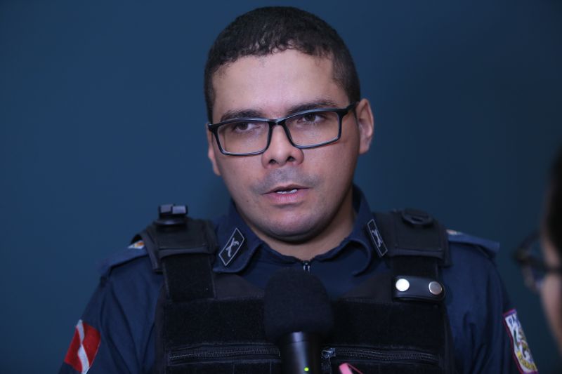 Policiais militares e civis foram agraciados, nesta terça-feira (18), com Moções Honrosas concedidas pelo governador Helder Barbalho pelas operações Impacto e Narcos II, ocorridas nos dias 9, 16, 17 de fevereiro, resultando nas maiores apreensões de entorpecentes já feitas pelas corporações - mais de 2 toneladas de cocaína e uma de maconha. A Guarda Municipal de Belém que atua no Distrito de Mosqueiro (pertencente a Belém), bem como as cadelas farejadoras que participaram das apreensões, também receberam homenagem. <div class='credito_fotos'>Foto: Jader Paes / Agência Pará | <a href='/midias/2020/originais/6004_3ed7f86a-f2e5-6b82-15b3-59645422c33d.jpg' download><i class='fa-solid fa-download'></i> Download</a></div>