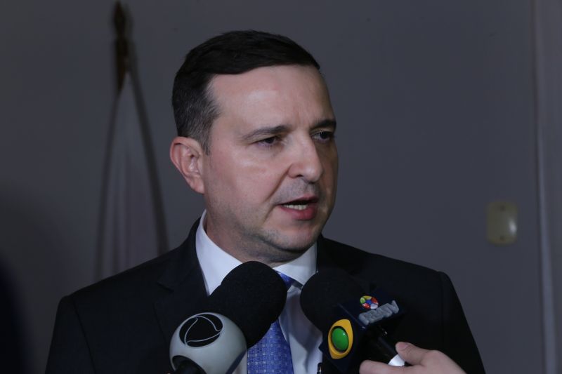 Policiais militares e civis foram agraciados, nesta terça-feira (18), com Moções Honrosas concedidas pelo governador Helder Barbalho pelas operações Impacto e Narcos II, ocorridas nos dias 9, 16, 17 de fevereiro, resultando nas maiores apreensões de entorpecentes já feitas pelas corporações - mais de 2 toneladas de cocaína e uma de maconha. A Guarda Municipal de Belém que atua no Distrito de Mosqueiro (pertencente a Belém), bem como as cadelas farejadoras que participaram das apreensões, também receberam homenagem. <div class='credito_fotos'>Foto: Jader Paes / Agência Pará | <a href='/midias/2020/originais/6004_509b80b9-54e3-746c-a685-2f7fcbf5112e.jpg' download><i class='fa-solid fa-download'></i> Download</a></div>