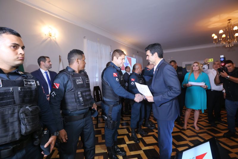Policiais militares e civis foram agraciados, nesta terça-feira (18), com Moções Honrosas concedidas pelo governador Helder Barbalho pelas operações Impacto e Narcos II, ocorridas nos dias 9, 16, 17 de fevereiro, resultando nas maiores apreensões de entorpecentes já feitas pelas corporações - mais de 2 toneladas de cocaína e uma de maconha. A Guarda Municipal de Belém que atua no Distrito de Mosqueiro (pertencente a Belém), bem como as cadelas farejadoras que participaram das apreensões, também receberam homenagem. <div class='credito_fotos'>Foto: Jader Paes / Agência Pará | <a href='/midias/2020/originais/6004_5aa09df5-cd50-a933-6f2c-9ac2df970073.jpg' download><i class='fa-solid fa-download'></i> Download</a></div>