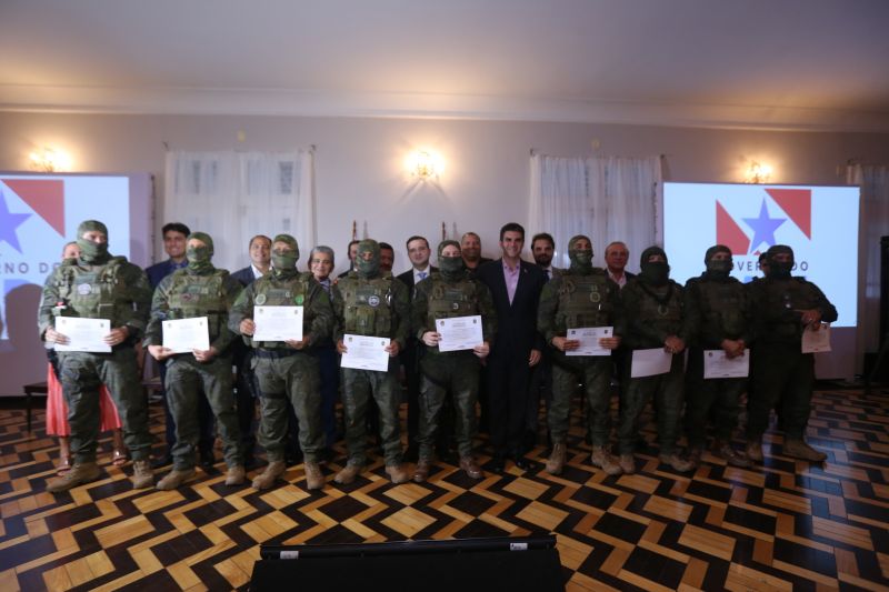 Policiais militares e civis foram agraciados, nesta terça-feira (18), com Moções Honrosas concedidas pelo governador Helder Barbalho pelas operações Impacto e Narcos II, ocorridas nos dias 9, 16, 17 de fevereiro, resultando nas maiores apreensões de entorpecentes já feitas pelas corporações - mais de 2 toneladas de cocaína e uma de maconha. A Guarda Municipal de Belém que atua no Distrito de Mosqueiro (pertencente a Belém), bem como as cadelas farejadoras que participaram das apreensões, também receberam homenagem. <div class='credito_fotos'>Foto: Jader Paes / Agência Pará | <a href='/midias/2020/originais/6004_6a35188b-8c7c-33a9-4ed1-f62d326cb322.jpg' download><i class='fa-solid fa-download'></i> Download</a></div>