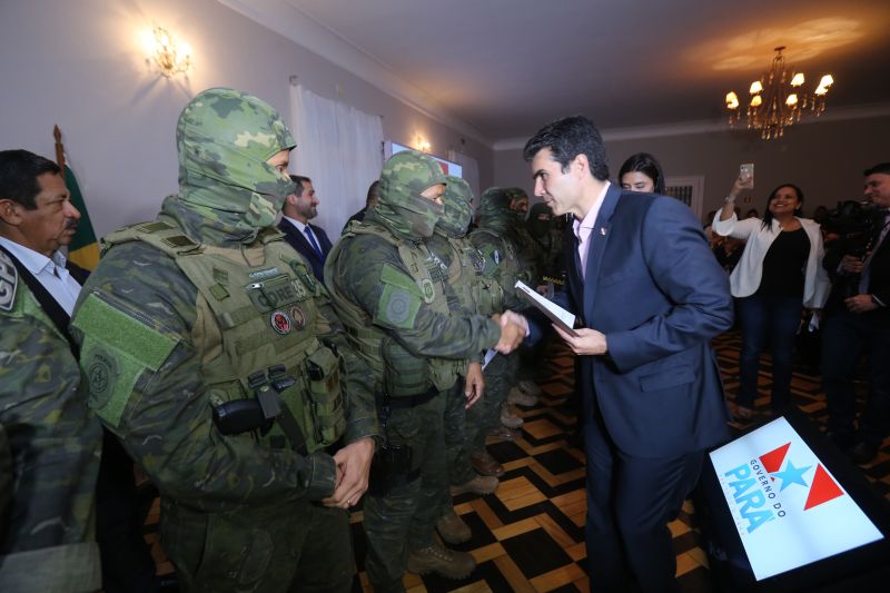 Policiais militares e civis foram agraciados, nesta terça-feira (18), com Moções Honrosas concedidas pelo governador Helder Barbalho pelas operações Impacto e Narcos II, ocorridas nos dias 9, 16, 17 de fevereiro, resultando nas maiores apreensões de entorpecentes já feitas pelas corporações - mais de 2 toneladas de cocaína e uma de maconha. A Guarda Municipal de Belém que atua no Distrito de Mosqueiro (pertencente a Belém), bem como as cadelas farejadoras que participaram das apreensões, também receberam homenagem. <div class='credito_fotos'>Foto: Jader Paes / Agência Pará | <a href='/midias/2020/originais/6004_8776e4ac-9a7f-d048-06b2-046571dc6579.jpg' download><i class='fa-solid fa-download'></i> Download</a></div>