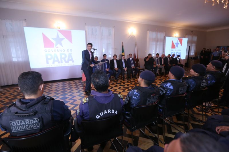 Policiais militares e civis foram agraciados, nesta terça-feira (18), com Moções Honrosas concedidas pelo governador Helder Barbalho pelas operações Impacto e Narcos II, ocorridas nos dias 9, 16, 17 de fevereiro, resultando nas maiores apreensões de entorpecentes já feitas pelas corporações - mais de 2 toneladas de cocaína e uma de maconha. A Guarda Municipal de Belém que atua no Distrito de Mosqueiro (pertencente a Belém), bem como as cadelas farejadoras que participaram das apreensões, também receberam homenagem. <div class='credito_fotos'>Foto: Jader Paes / Agência Pará | <a href='/midias/2020/originais/6004_90b7ab2d-1865-ded1-2564-a42179d16791.jpg' download><i class='fa-solid fa-download'></i> Download</a></div>