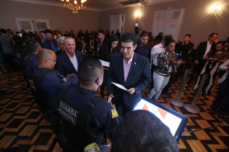 Policiais militares e civis foram agraciados, nesta terça-feira (18), com Moções Honrosas concedidas pelo governador Helder Barbalho pelas operações Impacto e Narcos II, ocorridas nos dias 9, 16, 17 de fevereiro, resultando nas maiores apreensões de entorpecentes já feitas pelas corporações - mais de 2 toneladas de cocaína e uma de maconha. A Guarda Municipal de Belém que atua no Distrito de Mosqueiro (pertencente a Belém), bem como as cadelas farejadoras que participaram das apreensões, também receberam homenagem. <div class='credito_fotos'>Foto: Jader Paes / Agência Pará | <a href='/midias/2020/originais/6004_9e672d66-9c76-15f0-e7e1-f0ec69f5811d.jpg' download><i class='fa-solid fa-download'></i> Download</a></div>