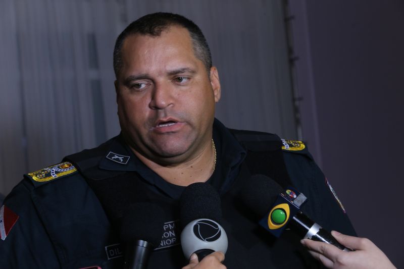 Policiais militares e civis foram agraciados, nesta terça-feira (18), com Moções Honrosas concedidas pelo governador Helder Barbalho pelas operações Impacto e Narcos II, ocorridas nos dias 9, 16, 17 de fevereiro, resultando nas maiores apreensões de entorpecentes já feitas pelas corporações - mais de 2 toneladas de cocaína e uma de maconha. A Guarda Municipal de Belém que atua no Distrito de Mosqueiro (pertencente a Belém), bem como as cadelas farejadoras que participaram das apreensões, também receberam homenagem. <div class='credito_fotos'>Foto: Jader Paes / Agência Pará   |   <a href='/midias/2020/originais/6004_9fb66c41-2172-8505-1253-4b3cbc7aa491.jpg' download><i class='fa-solid fa-download'></i> Download</a></div>