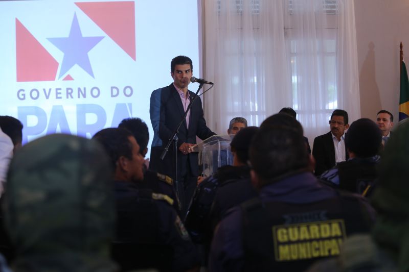 Policiais militares e civis foram agraciados, nesta terça-feira (18), com Moções Honrosas concedidas pelo governador Helder Barbalho pelas operações Impacto e Narcos II, ocorridas nos dias 9, 16, 17 de fevereiro, resultando nas maiores apreensões de entorpecentes já feitas pelas corporações - mais de 2 toneladas de cocaína e uma de maconha. A Guarda Municipal de Belém que atua no Distrito de Mosqueiro (pertencente a Belém), bem como as cadelas farejadoras que participaram das apreensões, também receberam homenagem. <div class='credito_fotos'>Foto: Jader Paes / Agência Pará | <a href='/midias/2020/originais/6004_a9954050-cb47-a7d6-6642-bdcaf86fe118.jpg' download><i class='fa-solid fa-download'></i> Download</a></div>