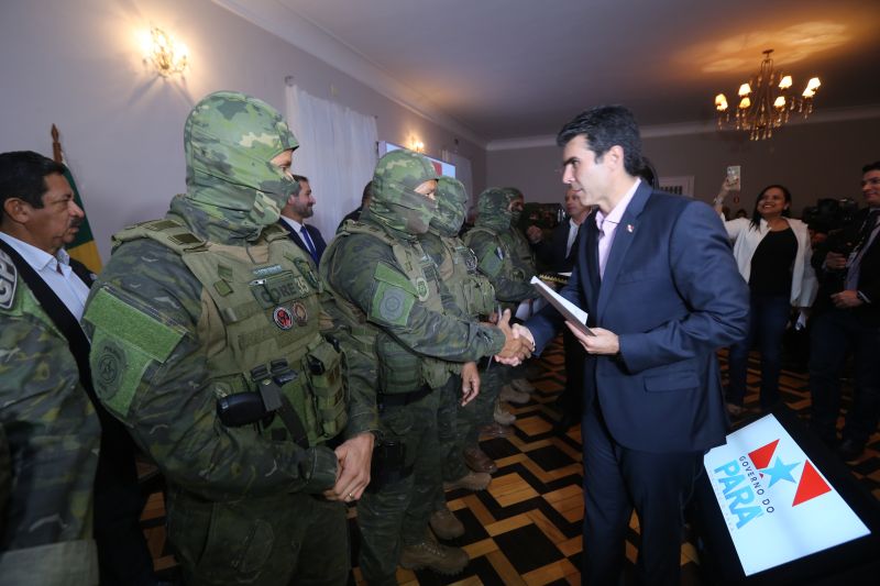 Policiais militares e civis foram agraciados, nesta terça-feira (18), com Moções Honrosas concedidas pelo governador Helder Barbalho pelas operações Impacto e Narcos II, ocorridas nos dias 9, 16, 17 de fevereiro, resultando nas maiores apreensões de entorpecentes já feitas pelas corporações - mais de 2 toneladas de cocaína e uma de maconha. A Guarda Municipal de Belém que atua no Distrito de Mosqueiro (pertencente a Belém), bem como as cadelas farejadoras que participaram das apreensões, também receberam homenagem. <div class='credito_fotos'>Foto: Jader Paes / Agência Pará | <a href='/midias/2020/originais/6004_aecbb6b3-fb69-4761-3238-df751cc78def.jpg' download><i class='fa-solid fa-download'></i> Download</a></div>
