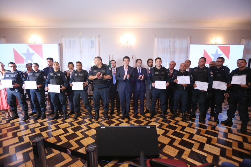 Policiais militares e civis foram agraciados, nesta terça-feira (18), com Moções Honrosas concedidas pelo governador Helder Barbalho pelas operações Impacto e Narcos II, ocorridas nos dias 9, 16, 17 de fevereiro, resultando nas maiores apreensões de entorpecentes já feitas pelas corporações - mais de 2 toneladas de cocaína e uma de maconha. A Guarda Municipal de Belém que atua no Distrito de Mosqueiro (pertencente a Belém), bem como as cadelas farejadoras que participaram das apreensões, também receberam homenagem. <div class='credito_fotos'>Foto: Jader Paes / Agência Pará | <a href='/midias/2020/originais/6004_c12f21ad-b795-7afe-e19e-2c6d1b22ceed.jpg' download><i class='fa-solid fa-download'></i> Download</a></div>