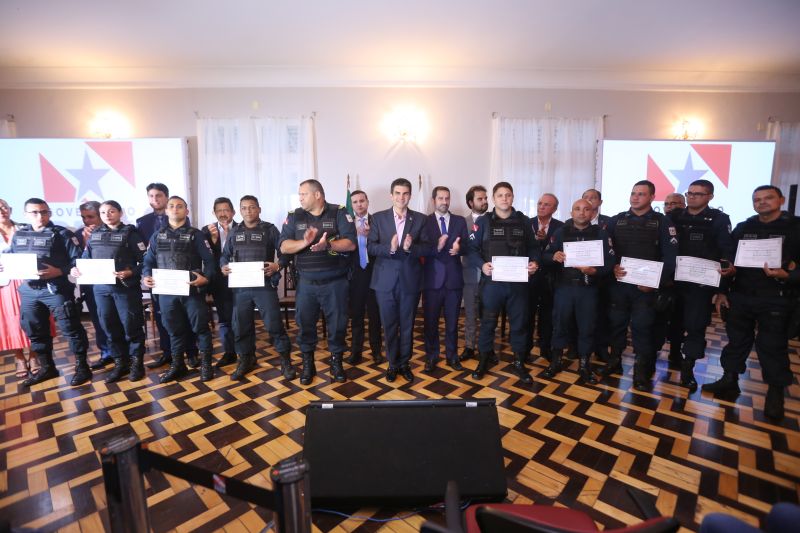 Policiais militares e civis foram agraciados, nesta terça-feira (18), com Moções Honrosas concedidas pelo governador Helder Barbalho pelas operações Impacto e Narcos II, ocorridas nos dias 9, 16, 17 de fevereiro, resultando nas maiores apreensões de entorpecentes já feitas pelas corporações - mais de 2 toneladas de cocaína e uma de maconha. A Guarda Municipal de Belém que atua no Distrito de Mosqueiro (pertencente a Belém), bem como as cadelas farejadoras que participaram das apreensões, também receberam homenagem. <div class='credito_fotos'>Foto: Jader Paes / Agência Pará | <a href='/midias/2020/originais/6004_c8a20edf-db6d-e27e-b2ff-c8ef51bcd9c5.jpg' download><i class='fa-solid fa-download'></i> Download</a></div>