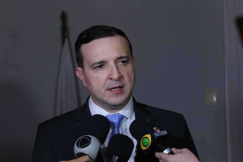 Policiais militares e civis foram agraciados, nesta terça-feira (18), com Moções Honrosas concedidas pelo governador Helder Barbalho pelas operações Impacto e Narcos II, ocorridas nos dias 9, 16, 17 de fevereiro, resultando nas maiores apreensões de entorpecentes já feitas pelas corporações - mais de 2 toneladas de cocaína e uma de maconha. A Guarda Municipal de Belém que atua no Distrito de Mosqueiro (pertencente a Belém), bem como as cadelas farejadoras que participaram das apreensões, também receberam homenagem. <div class='credito_fotos'>Foto: Jader Paes / Agência Pará | <a href='/midias/2020/originais/6004_e7ba6803-8410-3a89-23b0-d2a1ad27f423.jpg' download><i class='fa-solid fa-download'></i> Download</a></div>