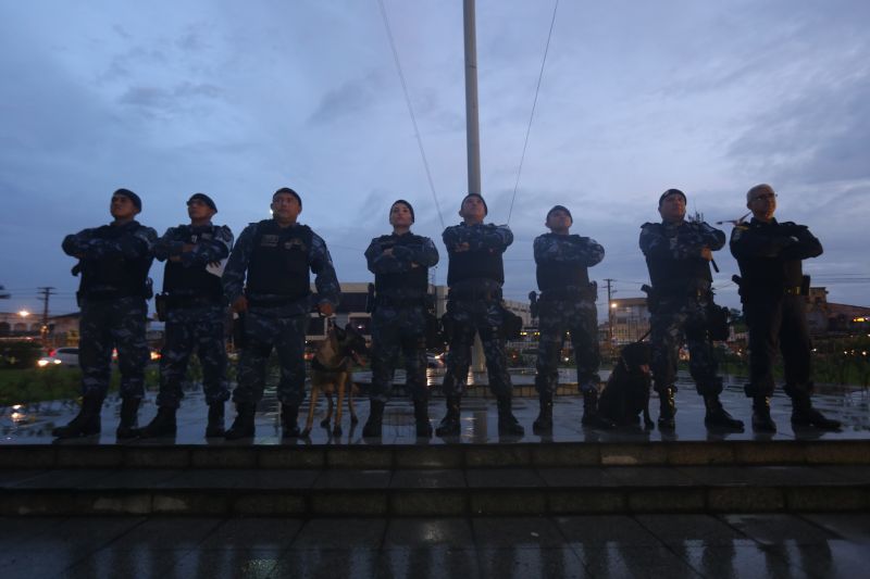 Policiais militares e civis foram agraciados, nesta terça-feira (18), com Moções Honrosas concedidas pelo governador Helder Barbalho pelas operações Impacto e Narcos II, ocorridas nos dias 9, 16, 17 de fevereiro, resultando nas maiores apreensões de entorpecentes já feitas pelas corporações - mais de 2 toneladas de cocaína e uma de maconha. A Guarda Municipal de Belém que atua no Distrito de Mosqueiro (pertencente a Belém), bem como as cadelas farejadoras que participaram das apreensões, também receberam homenagem. <div class='credito_fotos'>Foto: Jader Paes / Agência Pará | <a href='/midias/2020/originais/6004_efbad624-7818-7b91-6a6b-f76a07cd4b92.jpg' download><i class='fa-solid fa-download'></i> Download</a></div>