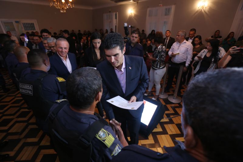Policiais militares e civis foram agraciados, nesta terça-feira (18), com Moções Honrosas concedidas pelo governador Helder Barbalho pelas operações Impacto e Narcos II, ocorridas nos dias 9, 16, 17 de fevereiro, resultando nas maiores apreensões de entorpecentes já feitas pelas corporações - mais de 2 toneladas de cocaína e uma de maconha. A Guarda Municipal de Belém que atua no Distrito de Mosqueiro (pertencente a Belém), bem como as cadelas farejadoras que participaram das apreensões, também receberam homenagem. <div class='credito_fotos'>Foto: Jader Paes / Agência Pará | <a href='/midias/2020/originais/6004_f628432c-c826-e23f-c7f7-4becc41c3adb.jpg' download><i class='fa-solid fa-download'></i> Download</a></div>