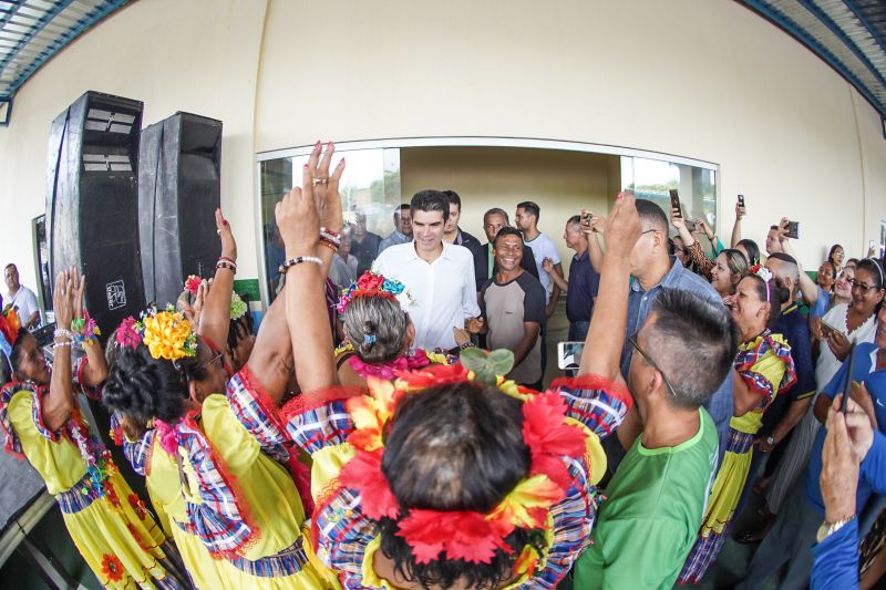 População de Cametá recebe delegacia, hospital e mais de 30 cheques moradia
O governador do estado do Pará, Helder Barbalho, visitou, na manhã desta quarta-feira (19), o município de Cametá onde cumpriu três agendas oficiais na cidade, entregando obras para a população nas áreas de segurança e saúde. <div class='credito_fotos'>Foto: Marco Santos / Ag. Pará | <a href='/midias/2020/originais/6005_002ae78e-a9e4-e14e-8339-411cd88f4e0e.jpg' download><i class='fa-solid fa-download'></i> Download</a></div>