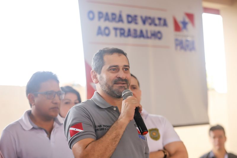 População de Cametá recebe delegacia, hospital e mais de 30 cheques moradia
O governador do estado do Pará, Helder Barbalho, visitou, na manhã desta quarta-feira (19), o município de Cametá onde cumpriu três agendas oficiais na cidade, entregando obras para a população nas áreas de segurança e saúde. <div class='credito_fotos'>Foto: Marco Santos / Ag. Pará | <a href='/midias/2020/originais/6005_0e975d8d-23a3-bb88-d0b0-2f71c567a6e6.jpg' download><i class='fa-solid fa-download'></i> Download</a></div>