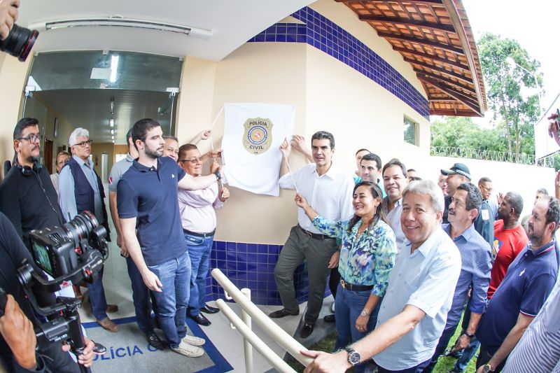 População de Cametá recebe delegacia, hospital e mais de 30 cheques moradia
O governador do estado do Pará, Helder Barbalho, visitou, na manhã desta quarta-feira (19), o município de Cametá onde cumpriu três agendas oficiais na cidade, entregando obras para a população nas áreas de segurança e saúde. <div class='credito_fotos'>Foto: Marco Santos / Ag. Pará | <a href='/midias/2020/originais/6005_15e2981a-d924-96c9-26a8-e93d8d6567b1.jpg' download><i class='fa-solid fa-download'></i> Download</a></div>