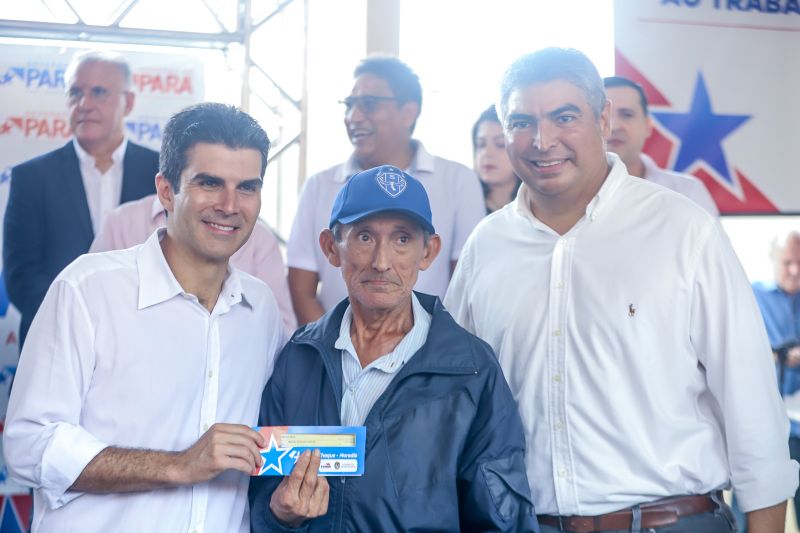 População de Cametá recebe delegacia, hospital e mais de 30 cheques moradia
O governador do estado do Pará, Helder Barbalho, visitou, na manhã desta quarta-feira (19), o município de Cametá onde cumpriu três agendas oficiais na cidade, entregando obras para a população nas áreas de segurança e saúde. <div class='credito_fotos'>Foto: Marco Santos / Ag. Pará | <a href='/midias/2020/originais/6005_17beaa56-0230-844f-e2b3-f782a9e302dd.jpg' download><i class='fa-solid fa-download'></i> Download</a></div>
