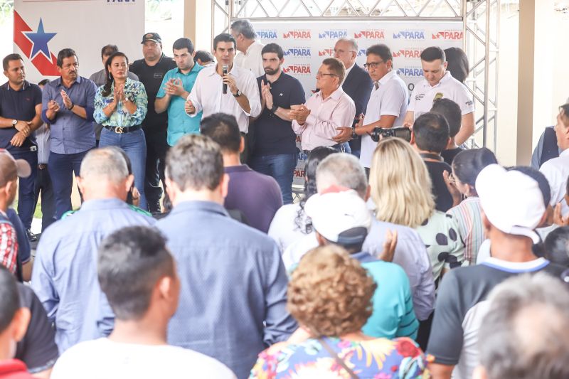 População de Cametá recebe delegacia, hospital e mais de 30 cheques moradia
O governador do estado do Pará, Helder Barbalho, visitou, na manhã desta quarta-feira (19), o município de Cametá onde cumpriu três agendas oficiais na cidade, entregando obras para a população nas áreas de segurança e saúde. <div class='credito_fotos'>Foto: Marco Santos / Ag. Pará | <a href='/midias/2020/originais/6005_1cb45fb5-17b8-f114-1078-739523739a2d.jpg' download><i class='fa-solid fa-download'></i> Download</a></div>
