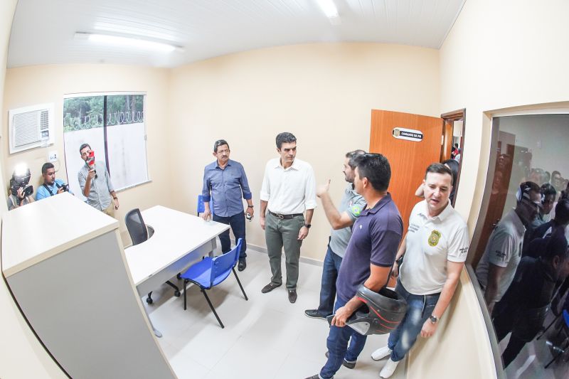 População de Cametá recebe delegacia, hospital e mais de 30 cheques moradia
O governador do estado do Pará, Helder Barbalho, visitou, na manhã desta quarta-feira (19), o município de Cametá onde cumpriu três agendas oficiais na cidade, entregando obras para a população nas áreas de segurança e saúde. <div class='credito_fotos'>Foto: Marco Santos / Ag. Pará   |   <a href='/midias/2020/originais/6005_1ebeffc9-f590-a9f0-0ec0-3fec8c08ce7b.jpg' download><i class='fa-solid fa-download'></i> Download</a></div>