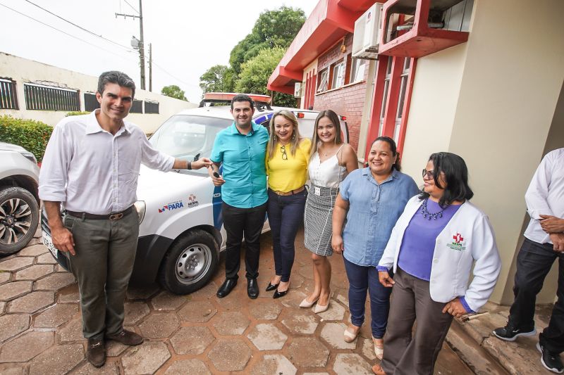 População de Cametá recebe delegacia, hospital e mais de 30 cheques moradia
O governador do estado do Pará, Helder Barbalho, visitou, na manhã desta quarta-feira (19), o município de Cametá onde cumpriu três agendas oficiais na cidade, entregando obras para a população nas áreas de segurança e saúde. <div class='credito_fotos'>Foto: Marco Santos / Ag. Pará | <a href='/midias/2020/originais/6005_23db212b-0cad-9021-3c6c-2762606fcd8a.jpg' download><i class='fa-solid fa-download'></i> Download</a></div>