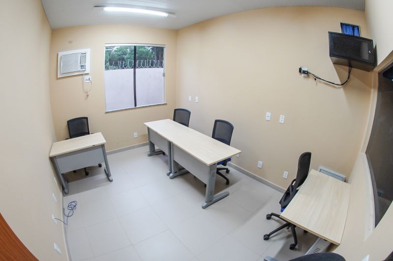 População de Cametá recebe delegacia, hospital e mais de 30 cheques moradia
O governador do estado do Pará, Helder Barbalho, visitou, na manhã desta quarta-feira (19), o município de Cametá onde cumpriu três agendas oficiais na cidade, entregando obras para a população nas áreas de segurança e saúde. <div class='credito_fotos'>Foto: Marco Santos / Ag. Pará | <a href='/midias/2020/originais/6005_27cdfc74-52bb-4271-a4e4-f4366d5c5cf3.jpg' download><i class='fa-solid fa-download'></i> Download</a></div>