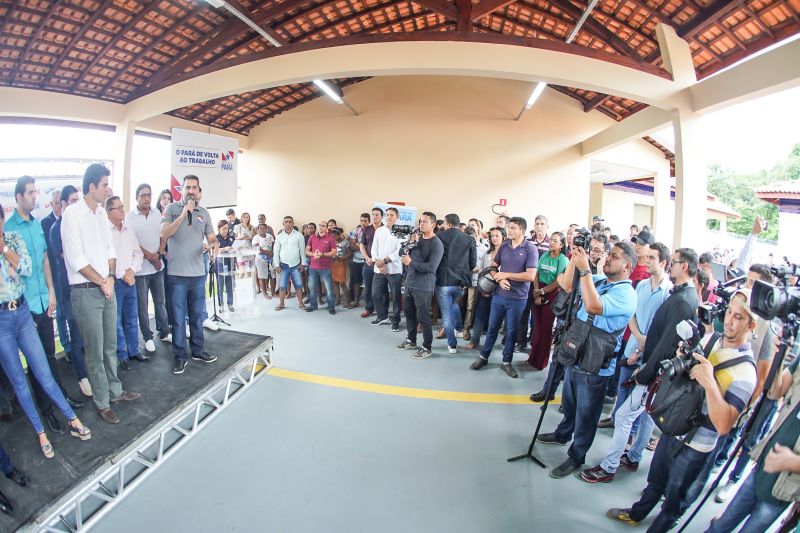 População de Cametá recebe delegacia, hospital e mais de 30 cheques moradia
O governador do estado do Pará, Helder Barbalho, visitou, na manhã desta quarta-feira (19), o município de Cametá onde cumpriu três agendas oficiais na cidade, entregando obras para a população nas áreas de segurança e saúde. <div class='credito_fotos'>Foto: Marco Santos / Ag. Pará | <a href='/midias/2020/originais/6005_2df2b99f-d017-c5cb-f755-6d9b39103525.jpg' download><i class='fa-solid fa-download'></i> Download</a></div>