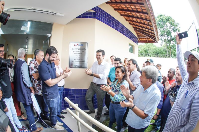 População de Cametá recebe delegacia, hospital e mais de 30 cheques moradia
O governador do estado do Pará, Helder Barbalho, visitou, na manhã desta quarta-feira (19), o município de Cametá onde cumpriu três agendas oficiais na cidade, entregando obras para a população nas áreas de segurança e saúde. <div class='credito_fotos'>Foto: Marco Santos / Ag. Pará | <a href='/midias/2020/originais/6005_35a9bfd3-b61f-2dae-e786-36d05acb62c0.jpg' download><i class='fa-solid fa-download'></i> Download</a></div>