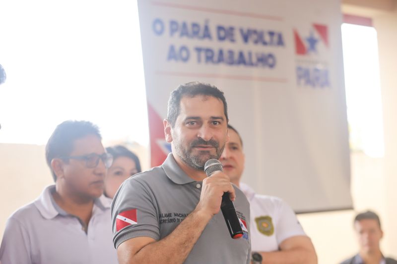 População de Cametá recebe delegacia, hospital e mais de 30 cheques moradia
O governador do estado do Pará, Helder Barbalho, visitou, na manhã desta quarta-feira (19), o município de Cametá onde cumpriu três agendas oficiais na cidade, entregando obras para a população nas áreas de segurança e saúde. <div class='credito_fotos'>Foto: Marco Santos / Ag. Pará | <a href='/midias/2020/originais/6005_3760fcd4-582a-a66c-9aa7-32e549bb19c2.jpg' download><i class='fa-solid fa-download'></i> Download</a></div>