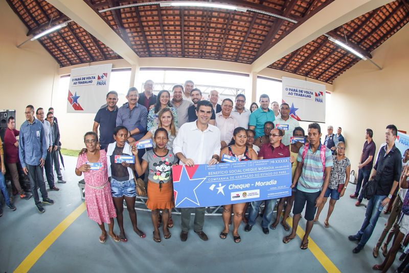 População de Cametá recebe delegacia, hospital e mais de 30 cheques moradia
O governador do estado do Pará, Helder Barbalho, visitou, na manhã desta quarta-feira (19), o município de Cametá onde cumpriu três agendas oficiais na cidade, entregando obras para a população nas áreas de segurança e saúde. <div class='credito_fotos'>Foto: Marco Santos / Ag. Pará   |   <a href='/midias/2020/originais/6005_3c8f2fc8-b33e-671a-793a-ff8ff13e590a.jpg' download><i class='fa-solid fa-download'></i> Download</a></div>