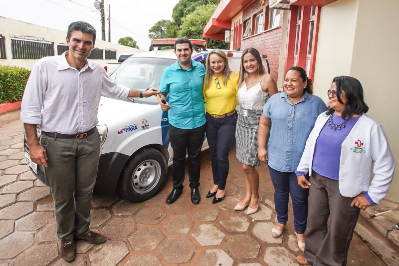 População de Cametá recebe delegacia, hospital e mais de 30 cheques moradia
O governador do estado do Pará, Helder Barbalho, visitou, na manhã desta quarta-feira (19), o município de Cametá onde cumpriu três agendas oficiais na cidade, entregando obras para a população nas áreas de segurança e saúde. <div class='credito_fotos'>Foto: Marco Santos / Ag. Pará | <a href='/midias/2020/originais/6005_3db10715-61fe-6ad9-545b-97115398fa0e.jpg' download><i class='fa-solid fa-download'></i> Download</a></div>