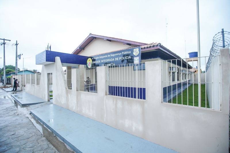 População de Cametá recebe delegacia, hospital e mais de 30 cheques moradia
O governador do estado do Pará, Helder Barbalho, visitou, na manhã desta quarta-feira (19), o município de Cametá onde cumpriu três agendas oficiais na cidade, entregando obras para a população nas áreas de segurança e saúde. <div class='credito_fotos'>Foto: Marco Santos / Ag. Pará | <a href='/midias/2020/originais/6005_3e5a9db1-2dc8-1989-997e-a5552c1698d2.jpg' download><i class='fa-solid fa-download'></i> Download</a></div>