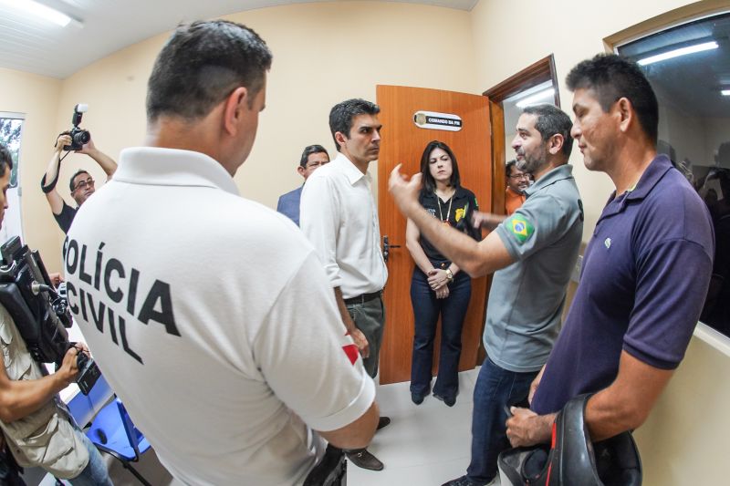 População de Cametá recebe delegacia, hospital e mais de 30 cheques moradia
O governador do estado do Pará, Helder Barbalho, visitou, na manhã desta quarta-feira (19), o município de Cametá onde cumpriu três agendas oficiais na cidade, entregando obras para a população nas áreas de segurança e saúde. <div class='credito_fotos'>Foto: Marco Santos / Ag. Pará | <a href='/midias/2020/originais/6005_408f4117-6d41-d324-9efd-6cff216e3210.jpg' download><i class='fa-solid fa-download'></i> Download</a></div>
