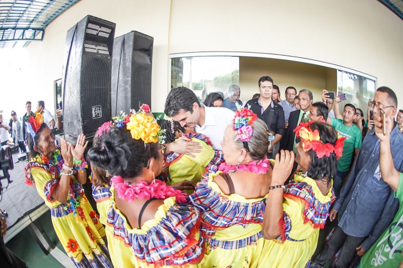 População de Cametá recebe delegacia, hospital e mais de 30 cheques moradia
O governador do estado do Pará, Helder Barbalho, visitou, na manhã desta quarta-feira (19), o município de Cametá onde cumpriu três agendas oficiais na cidade, entregando obras para a população nas áreas de segurança e saúde. <div class='credito_fotos'>Foto: Marco Santos / Ag. Pará   |   <a href='/midias/2020/originais/6005_40cb331c-3c31-8ffa-5fa6-5e017f6f3cdc.jpg' download><i class='fa-solid fa-download'></i> Download</a></div>