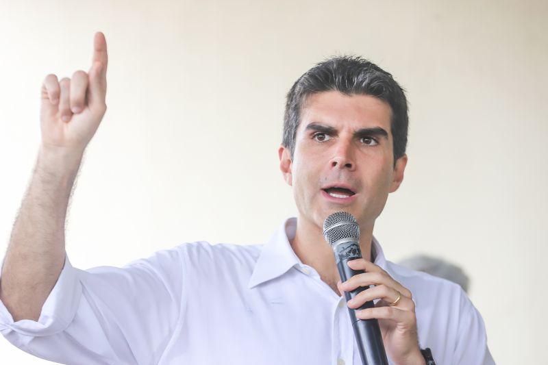 População de Cametá recebe delegacia, hospital e mais de 30 cheques moradia
O governador do estado do Pará, Helder Barbalho, visitou, na manhã desta quarta-feira (19), o município de Cametá onde cumpriu três agendas oficiais na cidade, entregando obras para a população nas áreas de segurança e saúde. <div class='credito_fotos'>Foto: Marco Santos / Ag. Pará | <a href='/midias/2020/originais/6005_41de2d5f-a47b-6ed8-0f75-8cd7e38a86cb.jpg' download><i class='fa-solid fa-download'></i> Download</a></div>